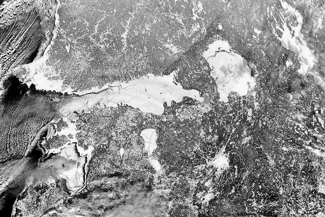 800px record sea ice in gulf of finland 2003 bw 660x440
